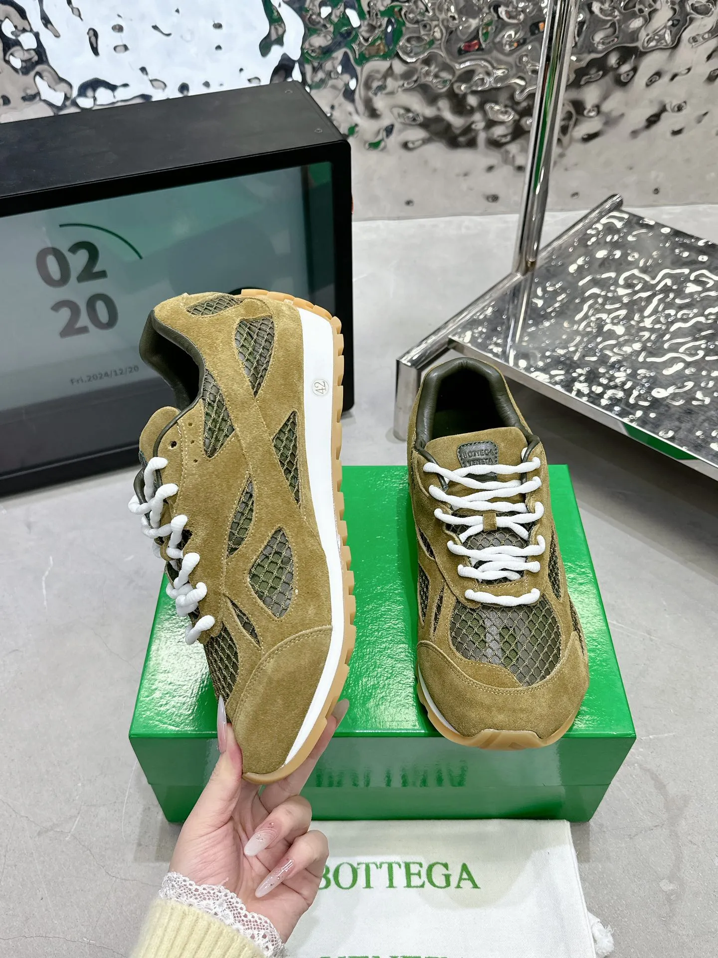 👟👟Ex-factory price 560👟👟 Men ➕20 💰𝐁𝐨𝐭𝐭𝐞𝐠𝐚 𝐕𝐞𝐧𝐞𝐭𝐚 Bodie Home Couple Style 👫BV Sports Shoes Wang Yibo Same Style Casual shoes for couples and dad shoes! Runner sneakers! Original purchase and development! Made of original lightweight technical mesh fabric, the same as the original version! The process is complicated! Paired with a geometric pattern designed rubber outsole, the higher version of the Wang Zha series is actually much taller, but the legs still look slim. Very nice. Durable and durable to play with, standard and version-matching shoe-packing technology. Look for high-end versions. The original outsole is exclusively molded, and the color-blocked TPU outsole is used. The material and weight are the same as the original! Size: Women’s size 35-41 (40 and 41 customized, non-refundable) Men’s size 39-45 (45 customized, non-refundable)